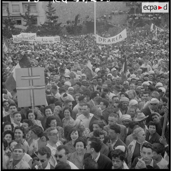 La foule au forum d'Alger.