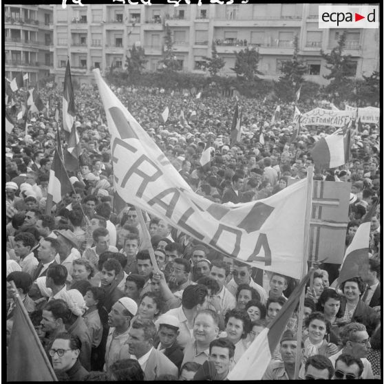 La foule au forum d'Alger.