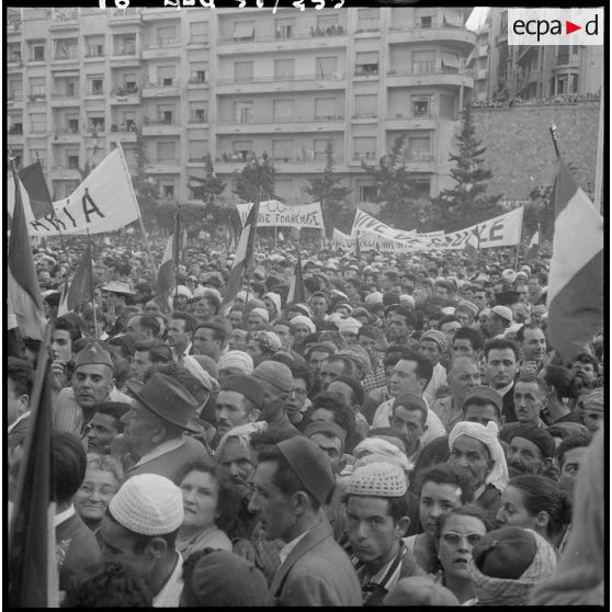 La foule au forum d'Alger.