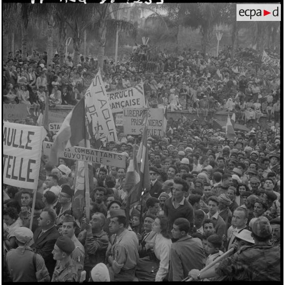La foule au forum d'Alger.