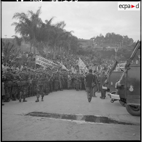 Les soldats contenant la foule au forum d'Alger.