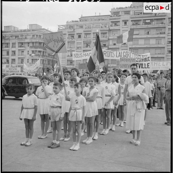 Jeunes parmi la foule au forum d'Alger.