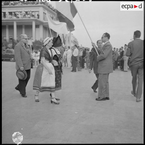 Des manifestants habillés en tenue traditionnelle parmi la foule au forum d'Alger.