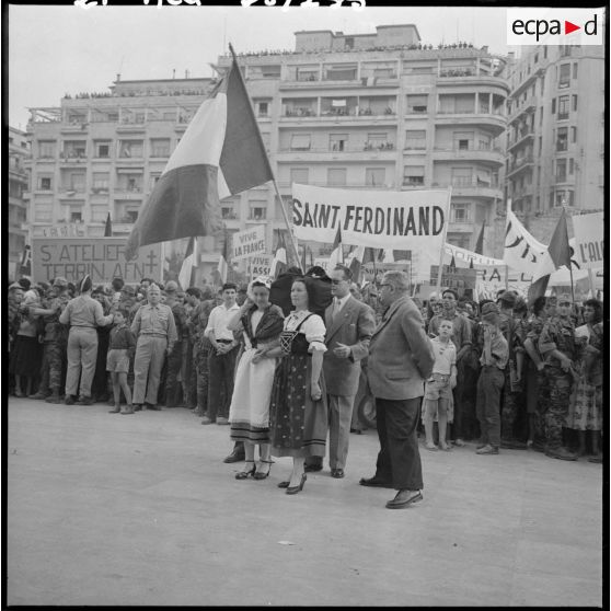 Des manifestants habillés en tenue traditionnelle parmi la foule au forum d'Alger.