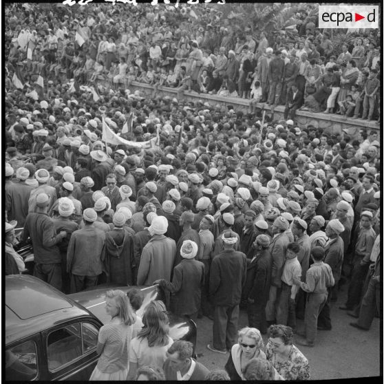 La foule au forum d'Alger.