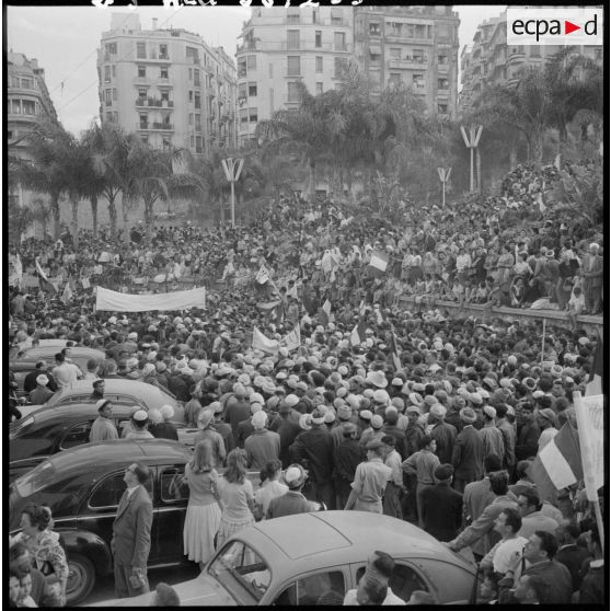 La foule au forum d'Alger.