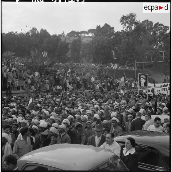 La foule au forum d'Alger.