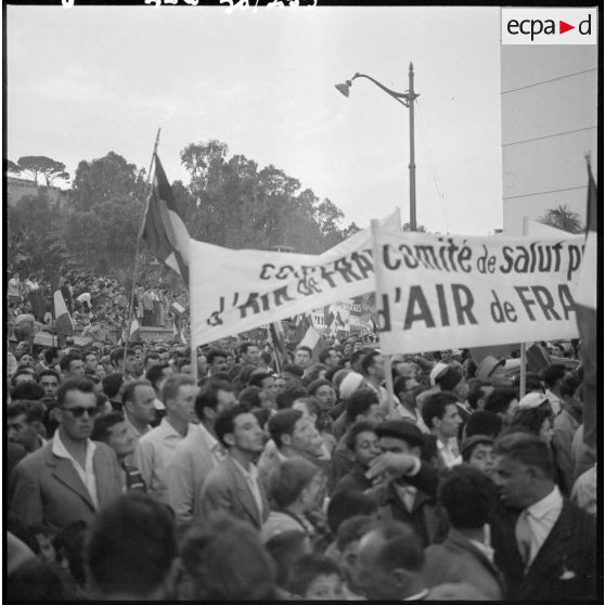 La foule au forum d'Alger.