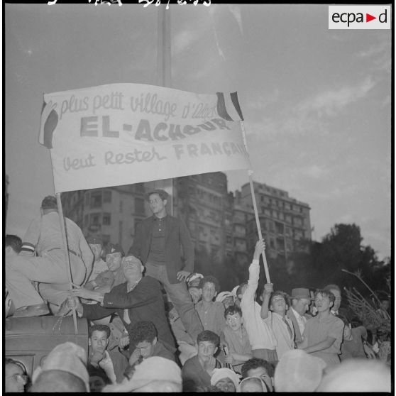 La foule au forum d'Alger.
