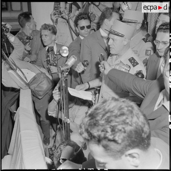 Allocution du général Raoul Salan depuis le balcon du gouvernement général de l'Algérie (G.G).
