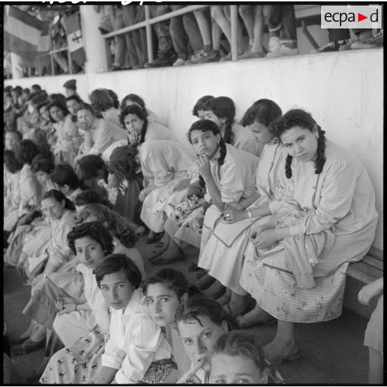 Jeunes filles assises dans les tribunes du stade Turpin de Constantine.