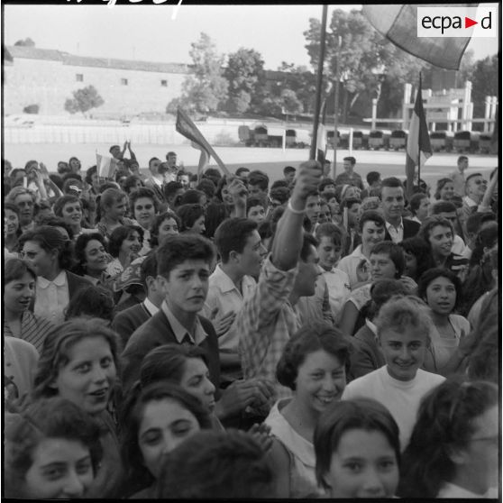 La foule des jeunes à l'intérieur du stade Turpin de Constantine.