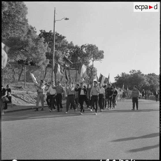 Défilé des jeunes dans les rues de Constantine.
