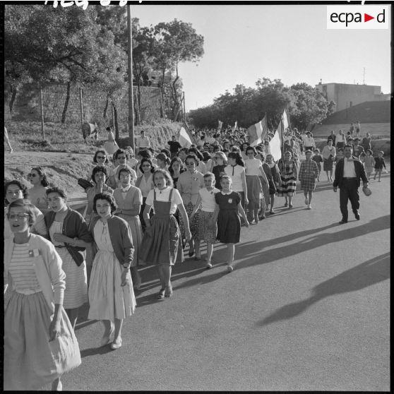 Défilé des jeunes dans les rues de Constantine.