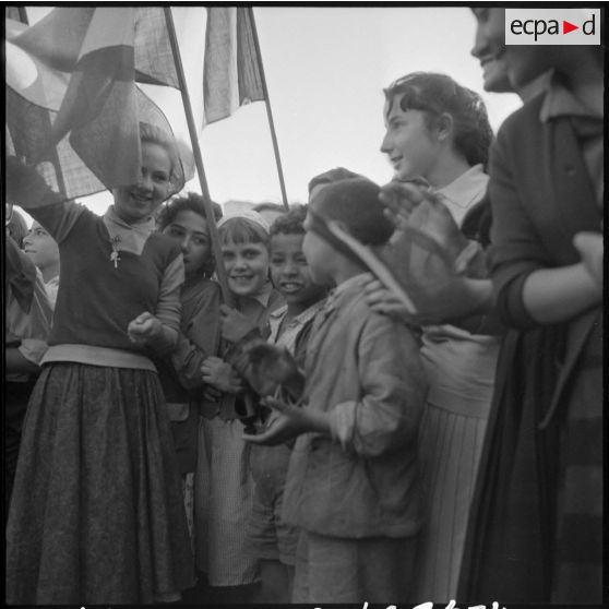 La foule des jeunes applaudit à Constantine.