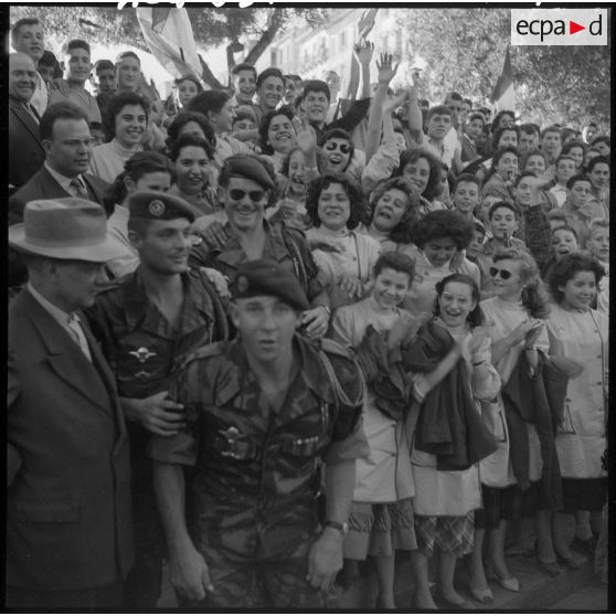 La foule des jeunes applaudit à Constantine.