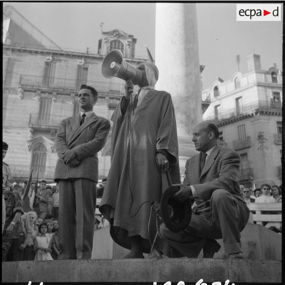 Le caïd Boudemagh ordonne la minute de silence au monument aux morts de Constantine.