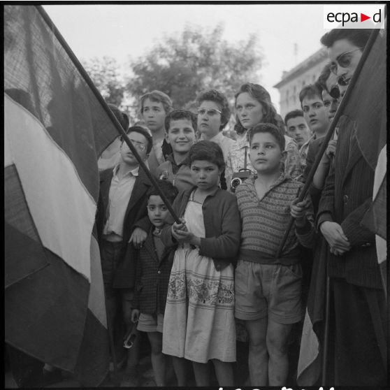 La foule se recueille au monument aux morts de Constantine.