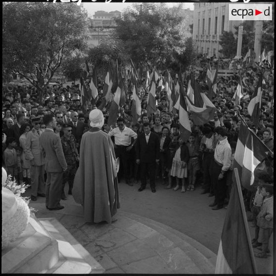 La foule attend l'allocution du comité de salut public au monument aux morts de Constantine.
