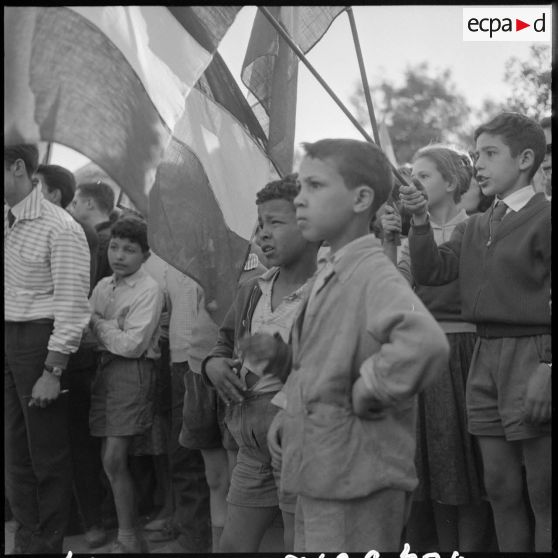 La foule au monument aux morts de Constantine.