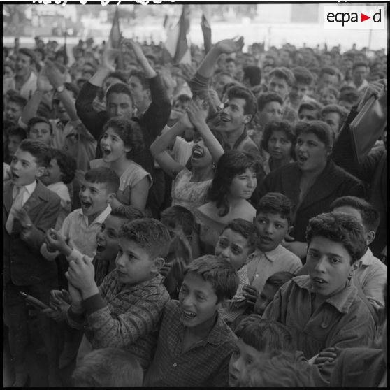 La foule des jeunes applaudit au stade Turpin de Constantine.