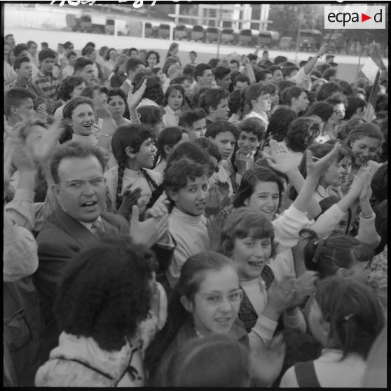 La foule des jeunes applaudit au stade Turpin de Constantine.
