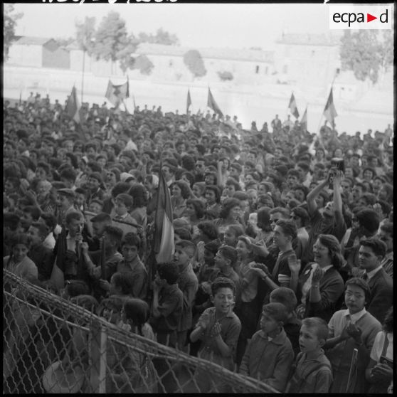 La foule des jeunes applaudit au stade Turpin de Constantine.