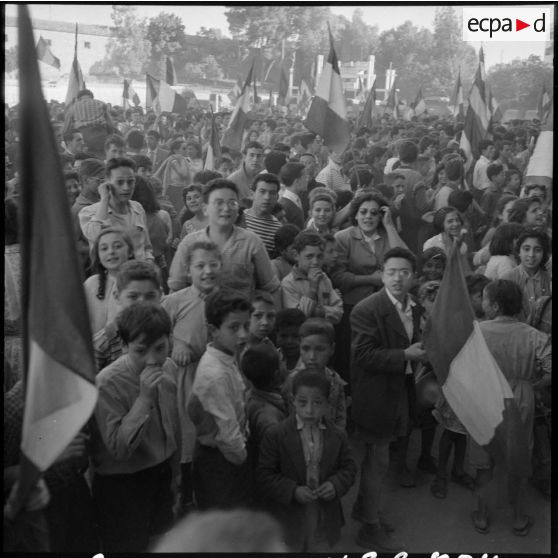 La foule des jeunes applaudit au stade Turpin de Constantine.