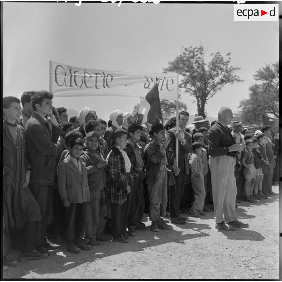 La foule pendant la cérémonie au monument aux morts de Tebessa.