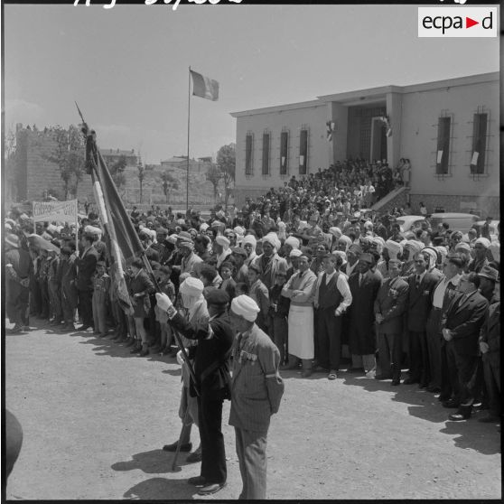 La foule pendant la cérémonie au monument aux morts de Tebessa.