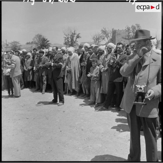La foule pendant la cérémonie au monument aux morts de Tebessa.