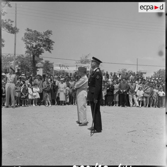 Le général Sauvagnac et les autorités se recueillent pendant la cérémonie au monument aux morts de Tebessa.