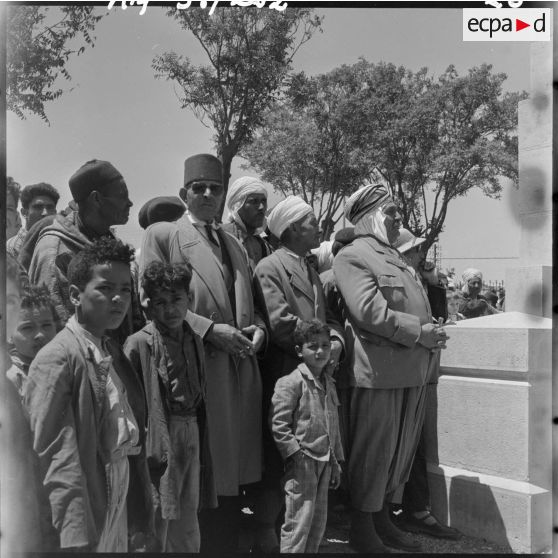 La foule pendant la cérémonie au monument aux morts de Tebessa.
