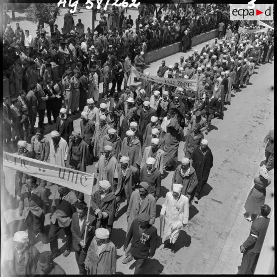 Le défilé de la manifestation du comité de salut public, à Tebessa.