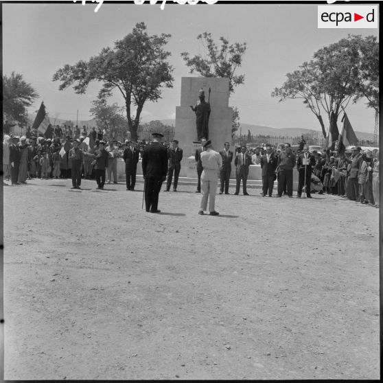 Discours d'une autorité pendant la cérémonie au monument aux morts de Tebessa.