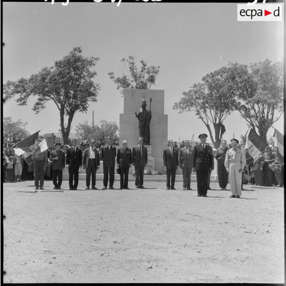 Chant "La Marseillaise" à la fin de la cérémonie au monument aux morts de Tebessa.