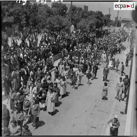 Le défilé de la manifestation du comité de salut public, à Tebessa.