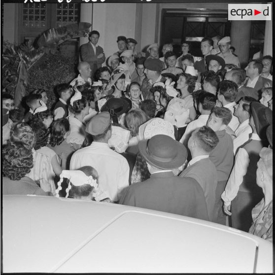 Le général Massu, entouré de provinciales et de provinciaux en costumes traditionnels est toujours aussi populaire.