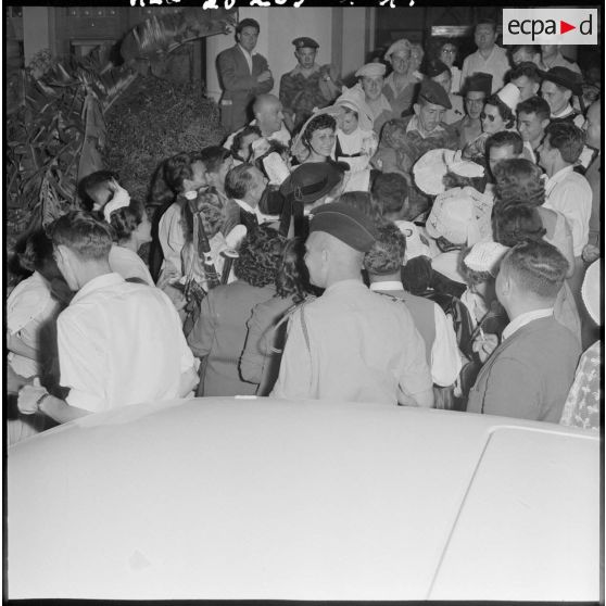 Le général Massu, entouré de provinciales et de provinciaux en costumes traditionnels est toujours aussi populaire.