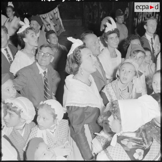 Provinciales et provinciaux en costumes traditionnels.