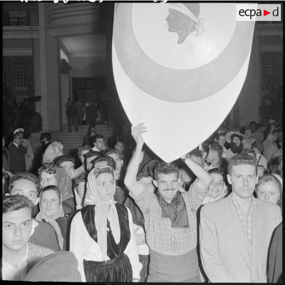 Les Corses d'Alger en costumes traditionnels.