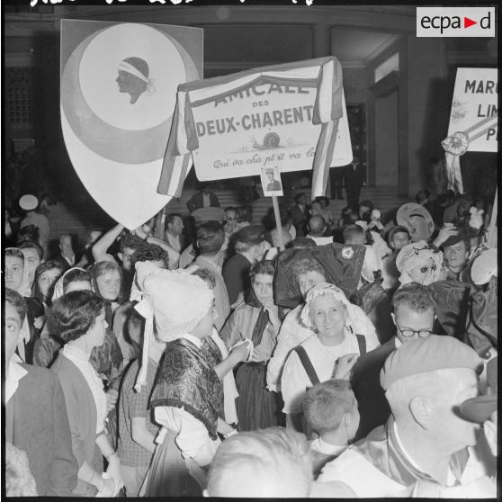 L'amicale des Deux-Charentes en costumes traditionnels.