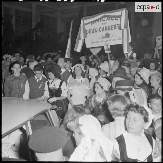 L'amicale des Deux-Charentes en costumes traditionnels.