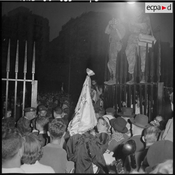 La foule sortant du ministère de l'Algérie et se dirigeant vers le forum d'Alger.