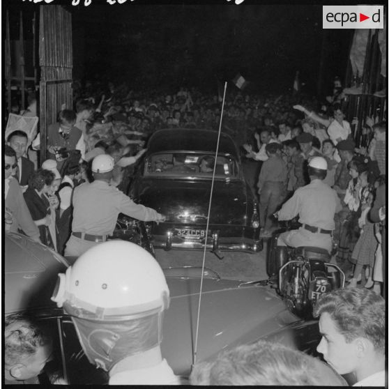 Les autorités quittent le ministère de l'Algérie en voiture au milieu de la foule.