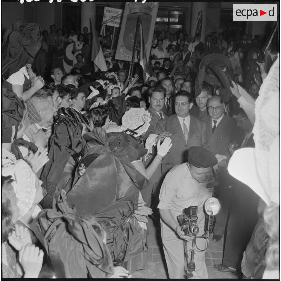 Jacques Soustelle est acclamé à sa sortie du forum d'Alger