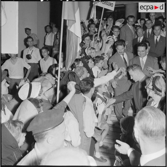 Jacques Soustelle est acclamé à sa sortie du forum d'Alger