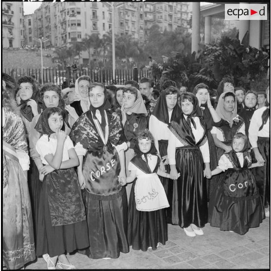 Les Corses d'Alger en costumes traditionnels.