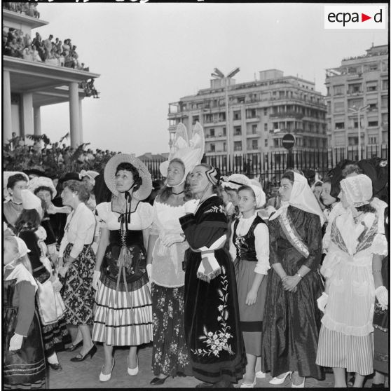 Provinciales et provinciaux en costumes traditionnels.