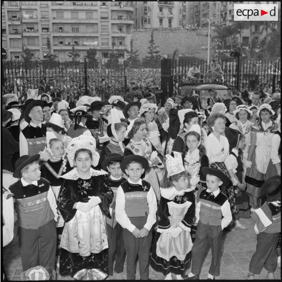 Provinciales et provinciaux en costumes traditionnels.